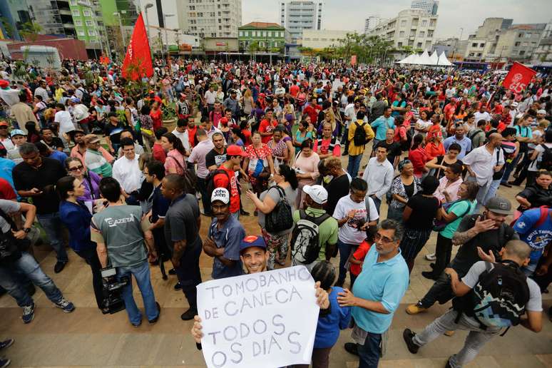 <p>Manifestantes do MTST se concentraram no Largo da Batata</p>