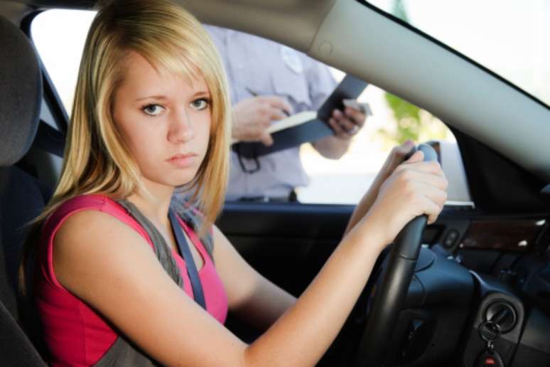 Una de las infracciones más frecuentes es no respetar señales de tránsito.