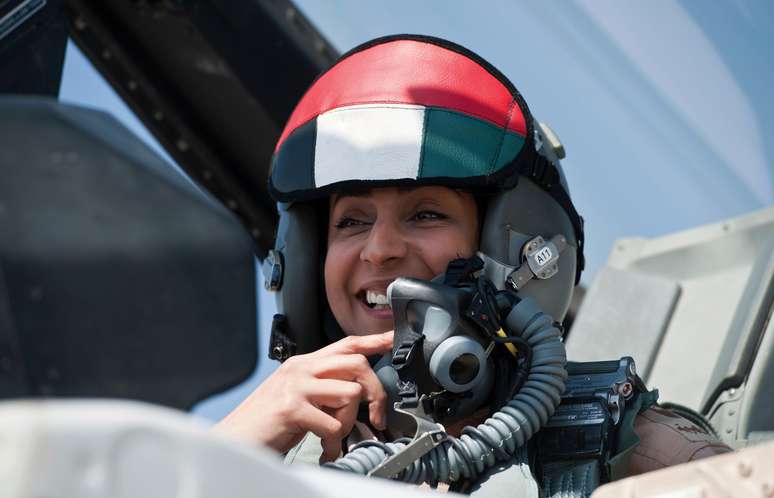  A primeira piloto dos Emirados, a major da Força Aérea, Mariam Al Mansouri, 35 anos, dirige um caça F-16
