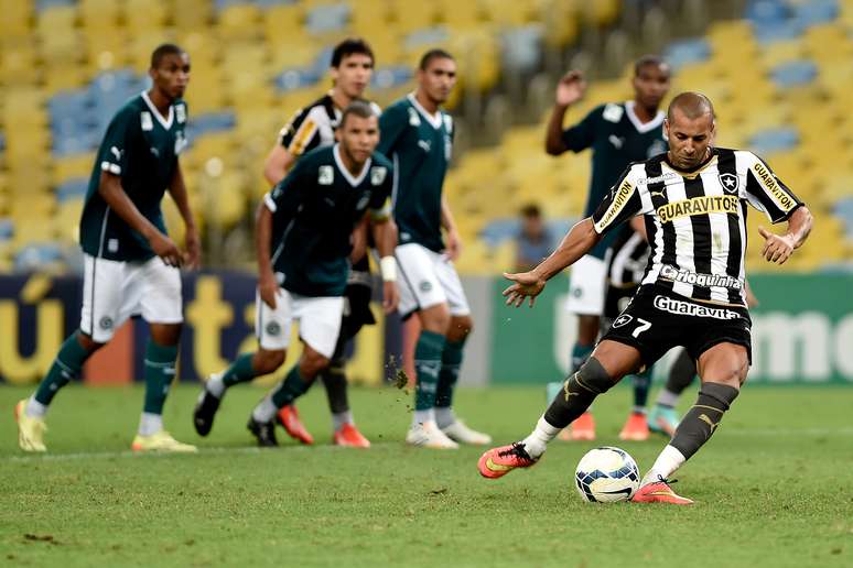 Emerson cobrou mal penalidade para o Botafogo