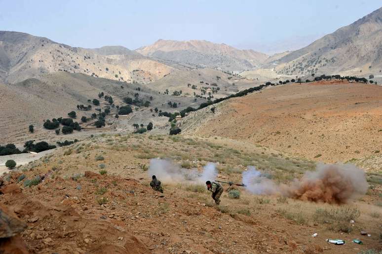 Soldados do exército afegão lutam contra insurgentes do Talibã