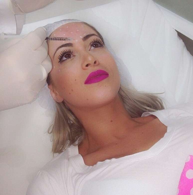 Carol Narizinho postou foto do momento em que fazia botox