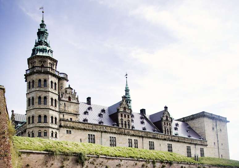 <p><strong>Castelo de Kronborg</strong> - Localizado ao norte da cidade, o castelo de Kronborg &eacute; um dos edif&iacute;cios renascentistas mais belos da Europa. Constru&iacute;do entre 1574 e 1585, &eacute; o mais famoso castelo da Dinamarca, conhecido mundialmente gra&ccedil;as a pe&ccedil;a Hamlet, do William Shakespeare, que se passa no local. Todo ver&atilde;o o espet&aacute;culo &eacute; encenado em palco ao ar livre em Kronborg</p>