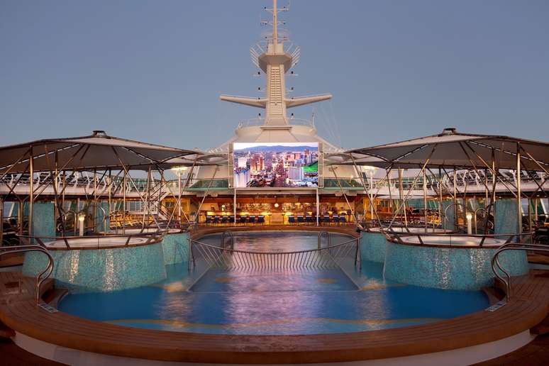 Rhapsody of the Seas tem atrações como tela de cinema na área da piscina