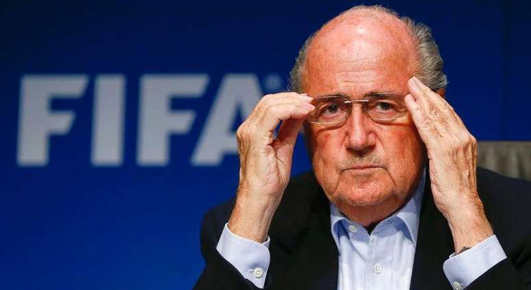 <p>Presidente da Fifa, Joseph Blatter, durante entrevista; fim da participação de investidores em direitos de jogadores </p>