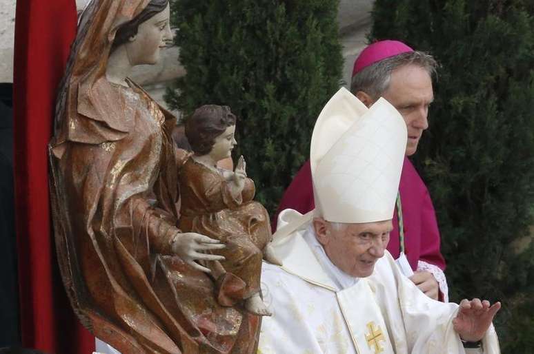 O ex-papa Bento 16 ao chegar para um cerimônia no Vaticano. 27/04/2014.