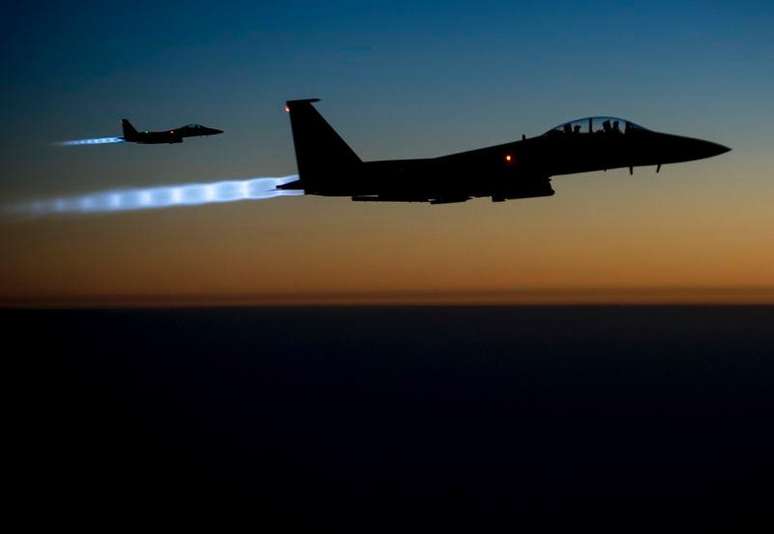<p>Caças F-15E da Força Aérea dos EUA sobrevoam o Iraque após realizar ataques na Síria </p>