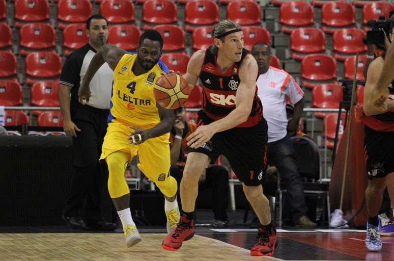 O americano Jeremy Pargo (4), do Maccabi, cestinha e melhor do jogo