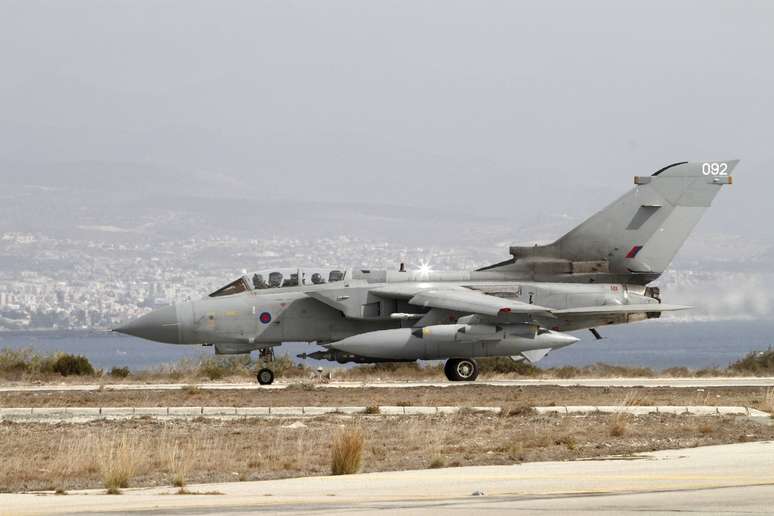 <p>Um jato da Força Aérea Real britânica aguarda na manhã deste sábado para operações no Iraque</p>