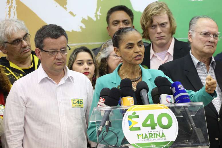 <p>Marina Silva ao lado de seu vice, Beto Albuquerque: "PT e o PSDB estão juntos na mesma artilharia"</p>