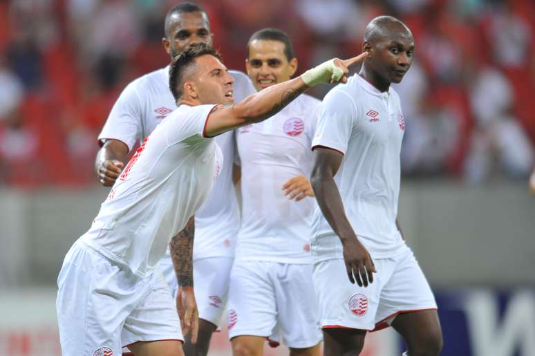 Jogadores do Náutico festejam vitória em casa