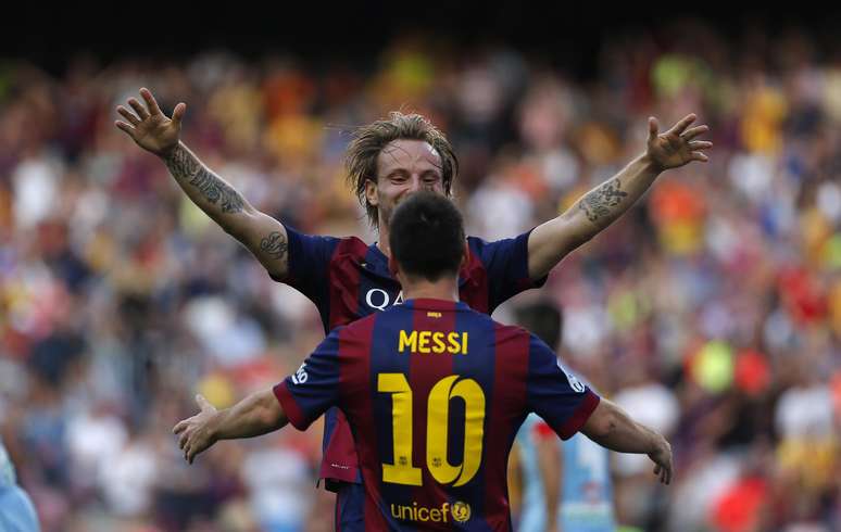 Rakitic faz festa com Messi após marcar em vitória sobre Granada