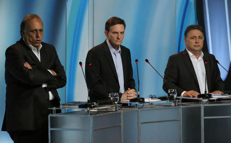 Os candidatos ao governo do RJ, Luiz Fernando Pezão (PMDB), Marcelo Crivella (PRB) e Antony Garotinho (PROS), durante debate da TV Record