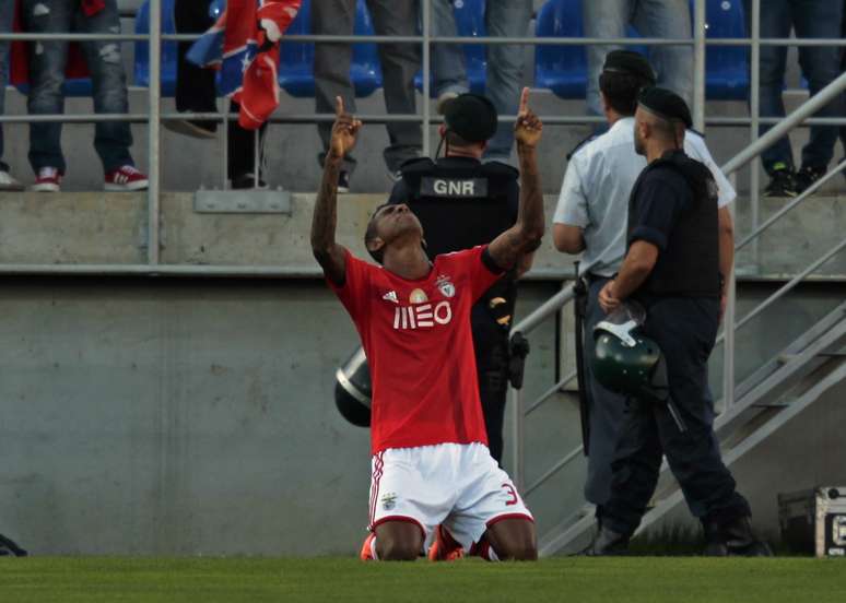 <p>De acordo com Mourinho, Talisca não foi para o Chelsea porque não conseguiria visto de trabalho</p>