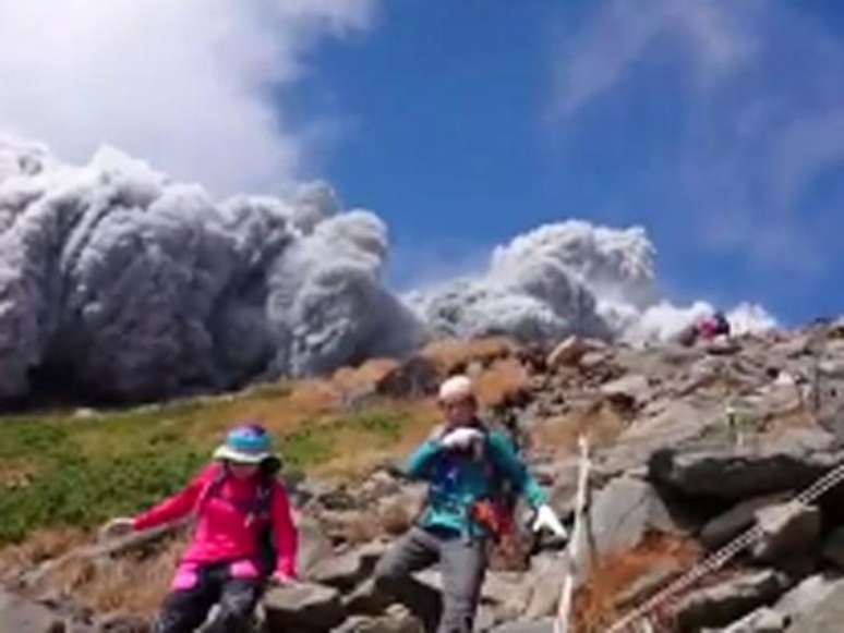 Monte Ontake, localizado a cerca de 100 km de Nagoia, no Japão, entrou em erupção neste sábado; ao menos 30 pessoas ficaram feridas.