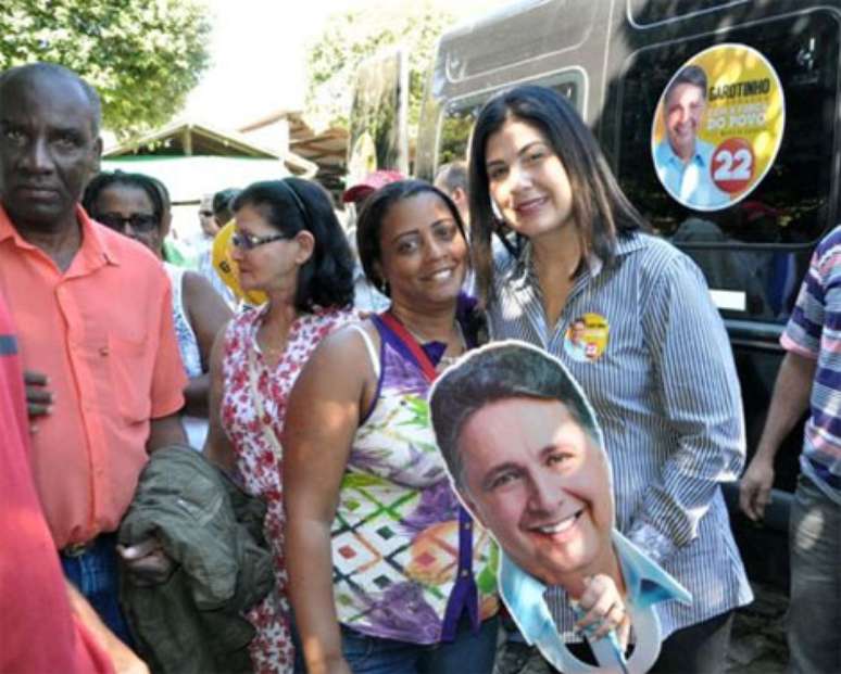 Rosinha fez campanha para o marido no Norte e Noroeste do Estado levando a máscara do candidato