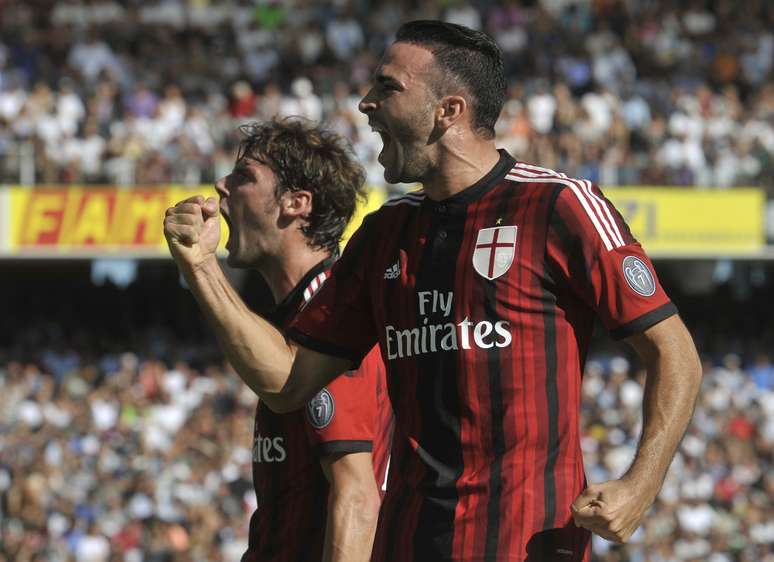 Adil Rami festeja gol de empate marcado para o Milan