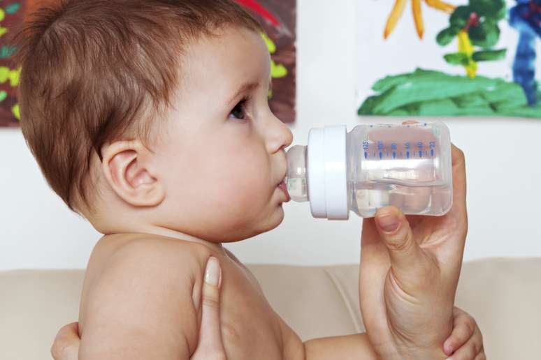 <p>Al tomar bebidas dulces en botellas,  el niño se torna más propenso a desarrollar caries</p>