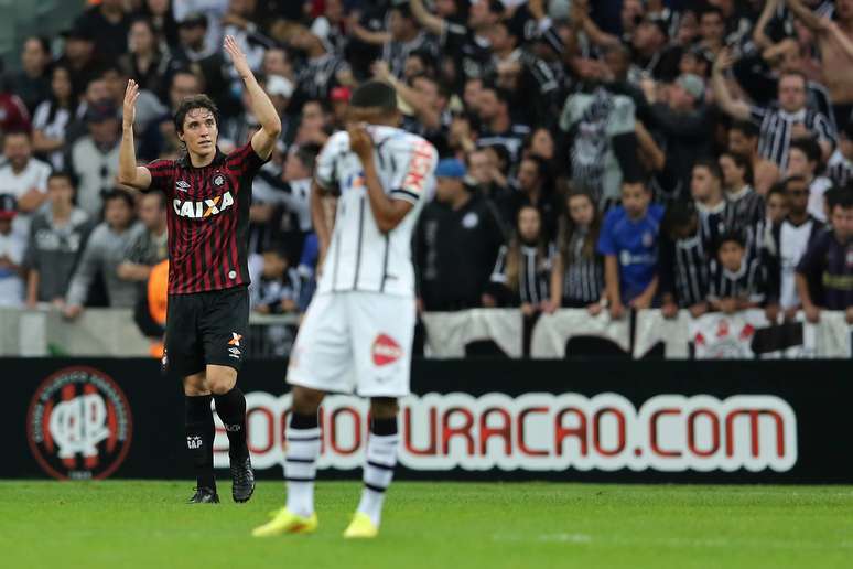 <p>Torcida corintiana (ao fundo) rendeu valor considerável aos cofres do Atlético-PR</p>