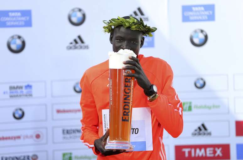 Dennis Kimetto teve direito a canec&atilde;o de cerveja para comemorar no p&oacute;dio