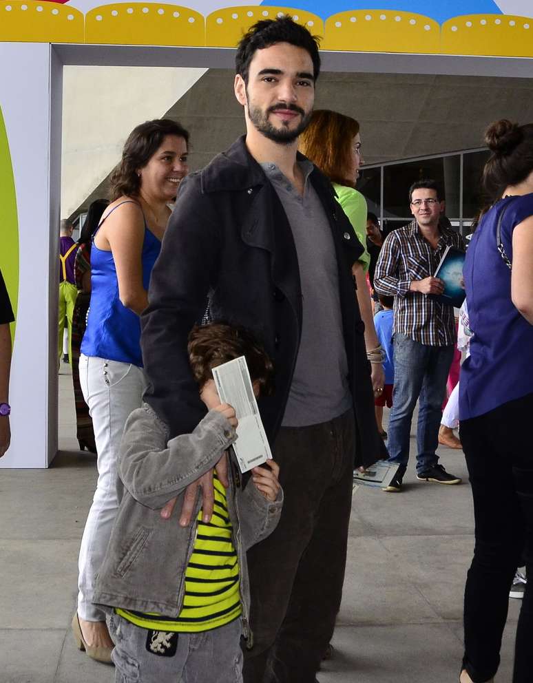 Filho de Caio Blat e Maria Ribeiro, Bento, de quatro anos, esconde o rosto com o ingresso