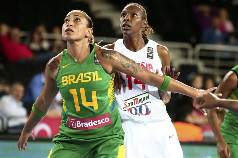 Erika é um dos poucos destaques brasileiros no basquete