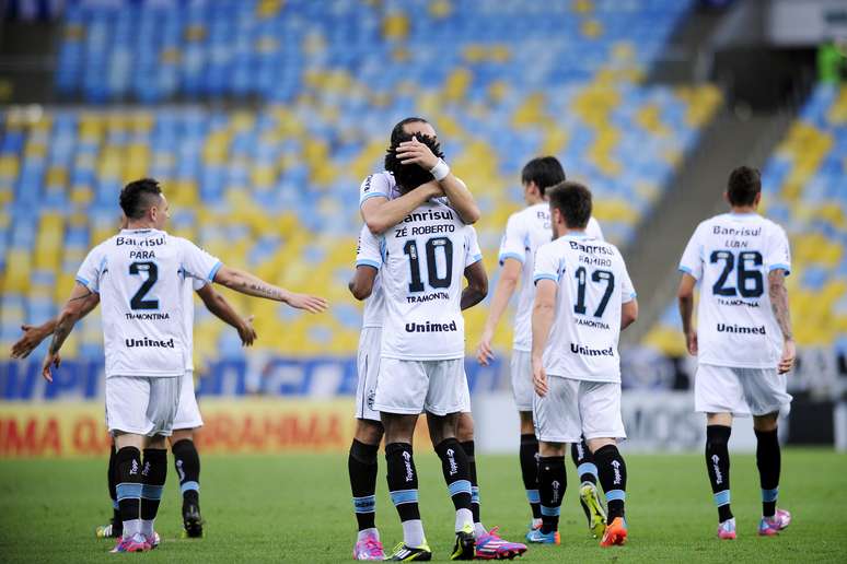 <p>Diante do Botafogo, o Grêmio teve dificuldades para fazer gol, por causa de finalizações erradas, então comemorou muito quando conseguiu: fez 2 a 0 e venceu no Maracanã, pelo Campeonato Brasileiro.</p>