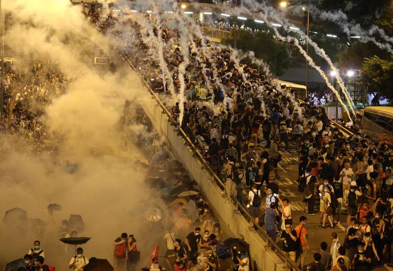 <p>Bombas de gás foram lançadas contra os manifestantes, que armaram barricadas para conter a polícia</p>