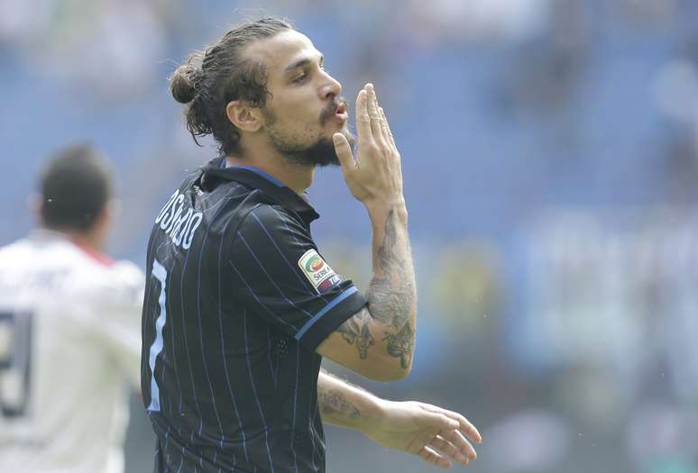 Osvaldo comemora único gol marcado para a Inter de Milão em goleada do Cagliari