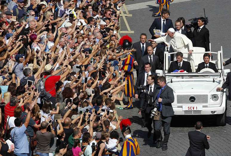 Multidão celebra presença do Papa Francisco em evento neste domingo 