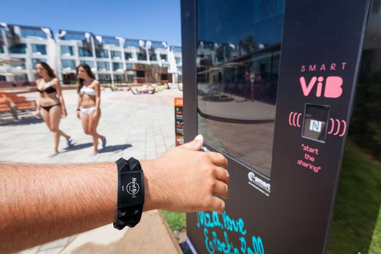 <p>Smartband sendo usada no Hard Rock Hotel Ibiza; pulseira inteligente consegue pagar no hotel no lugar de cartões</p>