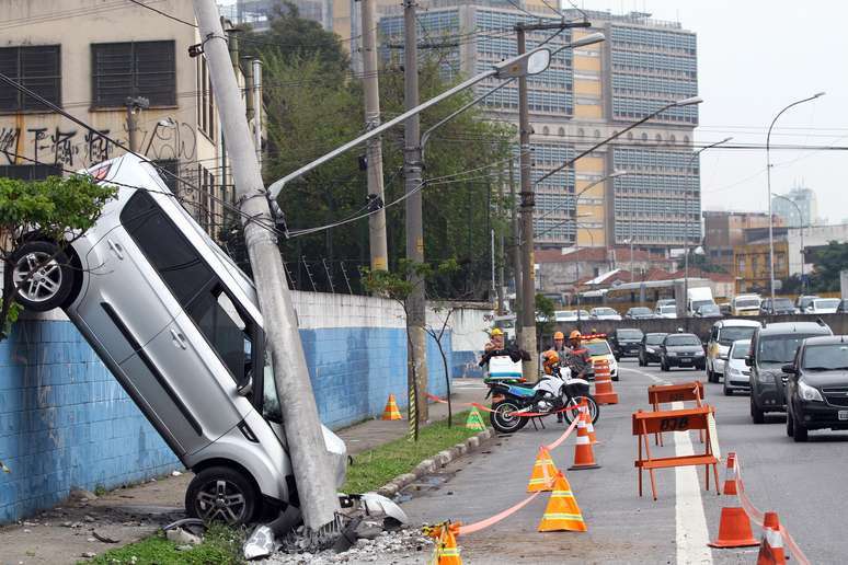 O carro ficou na vertical após bater no poste