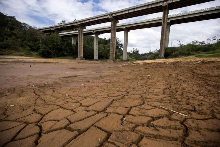 <p>Lago quase seco atrás da represa Nazaré Paulista, parte do Sistema Cantareira</p>