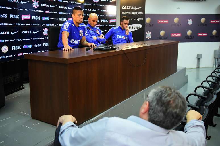 <p>Ralf, Fabio Santos e Renato Augusto, representando o elenco, defenderam Mano Menezes</p>