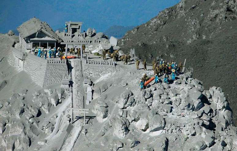 <p>Soldados e policiais japoneses preparam operação de resgate perto do cume do monte Ontake</p>