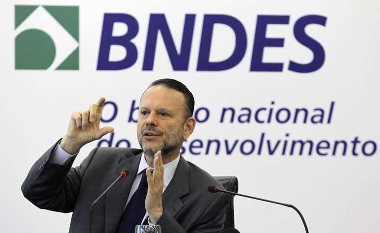 <p>Presidente do Banco Nacional de Desenvolvimento Econômico e Social (BNDES), Luciano Coutinho, durante coletiva de imprensa na sede do banco, no Rio de Janeiro, em abril de 2012</p>