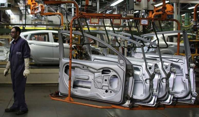 Metalúrgico da Ford em fábrica da montadora em São Bernardo do Campo, região metropolitana de São Paulo. A Empresa de Pesquisa Energética (EPE) informou que as montadoras no Estado de São Paulo consumiram menos 12 por cento de energia em agosto de 2014, em linha com estatísticas da associação do setor Anfavea apontando para queda de mais de 20 por cento na produção de veículos no mês.