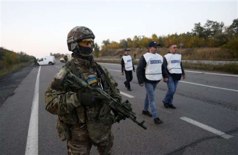 Soldado ucraniano durante troca de prisioneiros feita perto da cidade de Donetsk neste domingo