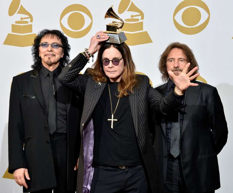 <p>Tony Iommi, Ozzy Osbourne and Geezer Butler recebem prêmio no início do ano</p>