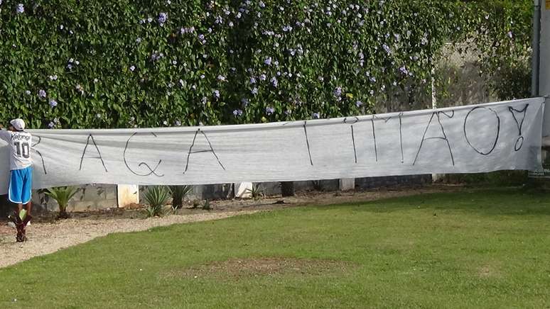 <p>Membros de organizada exibem faixa em protesto no CT do Corinthians</p>