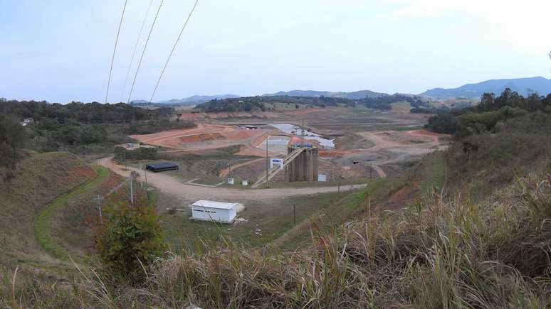 Em frente à pousada de Rafael, nível da represa caiu mais de 35 metros