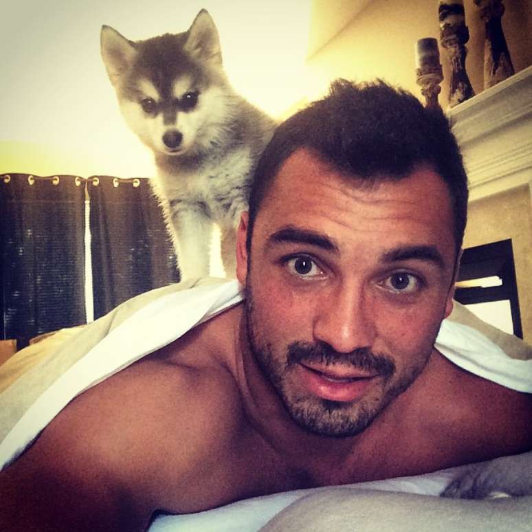 Joseph Fauria e seu cãozinho Lil Rufio; caçada para impedir xixi acabou mal  