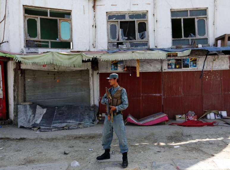 Policial afgão em local onde ocorreu um ataque suicida em Cabul. 29/09/2014