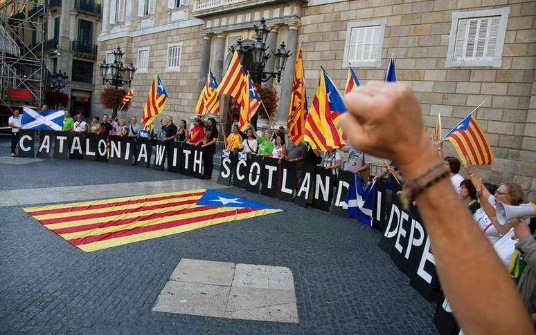 Separatistas catalães fazem ato em apoio à independência da Escócia na praça Sant Jaume, em Barcelona. 17/9/2014