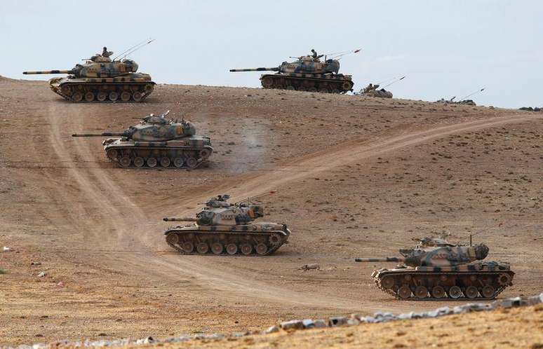 Tanques turcos tomam posição na fronteira Turquia-Síria perto de Suruc. 29/09/2014
