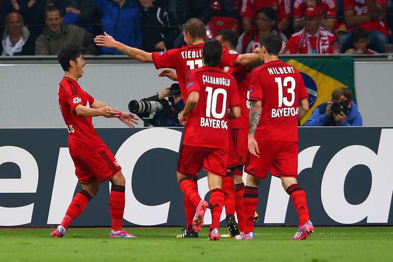 Jogadores do Bayer Leverkusen festejam vitória sobre o Benfica