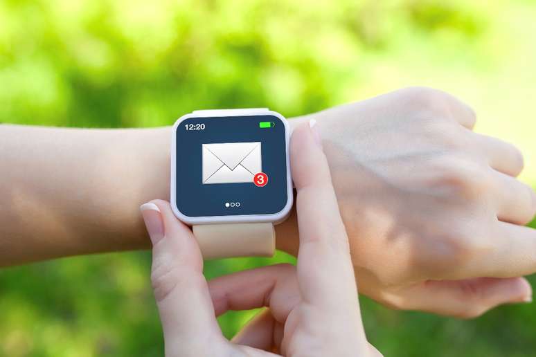 <p>Relógios digitais permitem que você receba notificações de e-mail, mensagens e redes sociais no pulso</p>