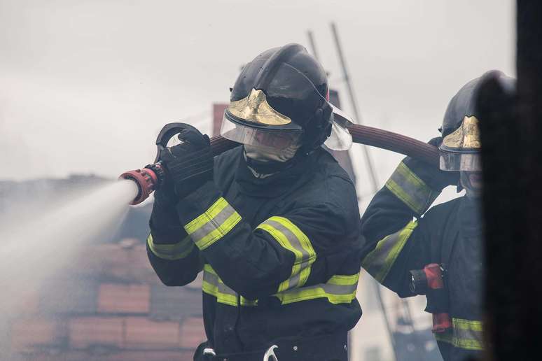 Bombeiros trabalham no rescaldo de incêndio que matou um morador de favela