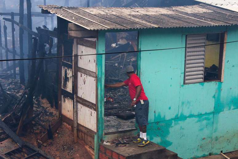 Morador observa estado de casa atingida pelo fogo