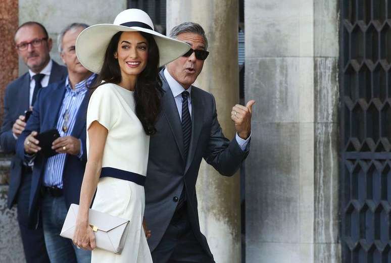 George Clooney e sua mulher, Amal Alamuddin, chegam para casamento civil em Veneza.